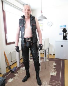 Finnish leather fetish pornmodel Juha Vantanen