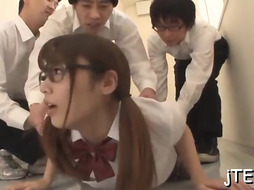 Damsel gives sumptuous hanjob