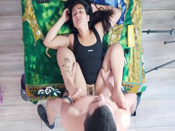 Hermosa jovencita es grabada mientras le hacen un swimsuit en su pelvis y tiene sexo en medellin colombia