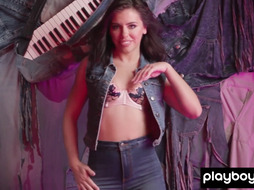 Babe flashes her perfect natural boobs