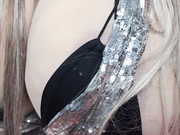 Susi is doing sexy goldchaine