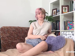 Ersties -Sunny S hat heißen Spaß mit ihrem Anal-Dildo