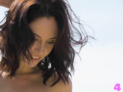 Stunning MILF exposed her perfect body