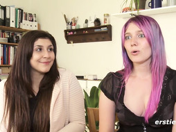 Ersties - Maria M. und Julie haben Spaß mit Öl und intensivem Fingerspiel