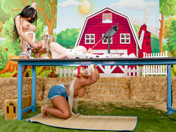 Chubby ebony milkmaid banged by shemales