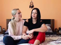 Ersties - Lesbisches Glasdildo-Vergnügen mit Julia P und Victoria P