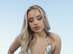 Big ass MILF Anna Claire Clouds solo