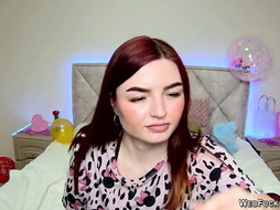 Solo redhead babe have fun on webcam