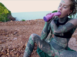 Anuskatzz fucks her ass in public with a big toy