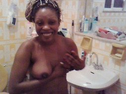 Ebony gf in bathroom ass danse